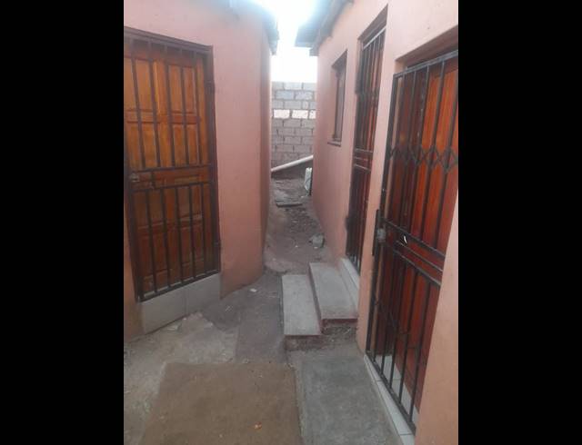 8 BEDROOM HOUSE FOR SALE IN TEMBISA EXT 7